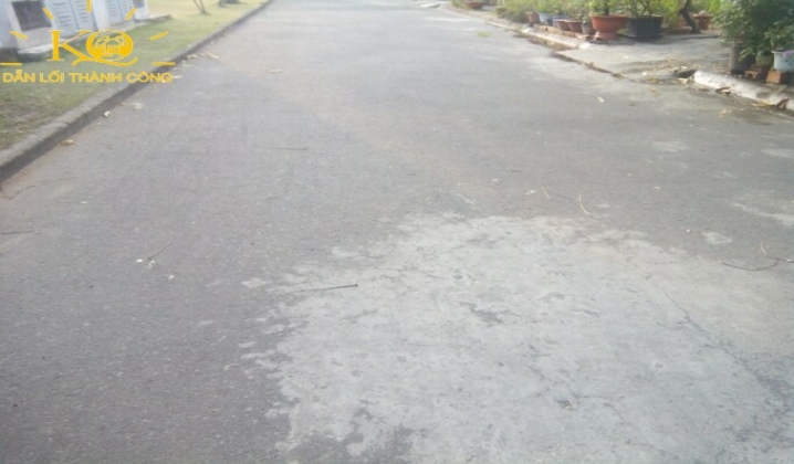 Đường trước nhà rộng thoải mái đậu xe. Đường trước nhà rộng thoải mái đậu xe.