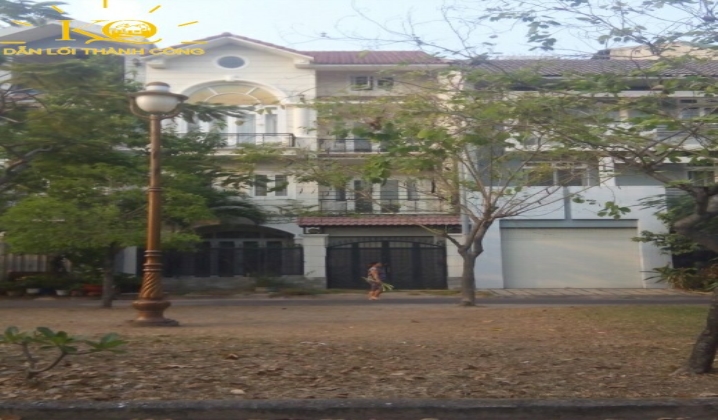 Xung quanh nhà có nhiều cây xanh Xung quanh nhà có nhiều cây xanh