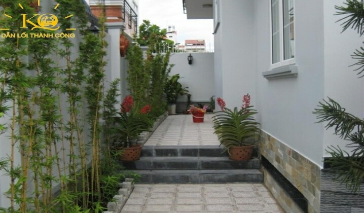 Bên hông nhà rộng thoáng Bên hông nhà rộng thoáng