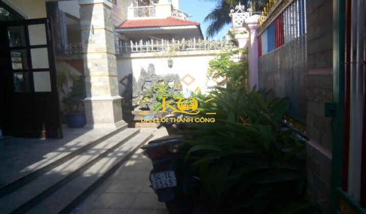 Không gian trước nhà rộng. Không gian trước nhà rộng.