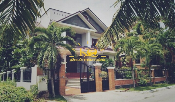 Khuôn viên trước nhà rộng, cây xanh thoáng mát Khuôn viên trước nhà rộng, cây xanh thoáng mát