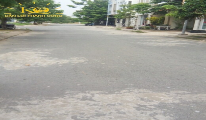 Con đường trước nhà rộng rãi Con đường trước nhà rộng rãi