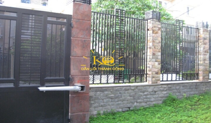 Cổng và tường rào. Cổng và tường rào.