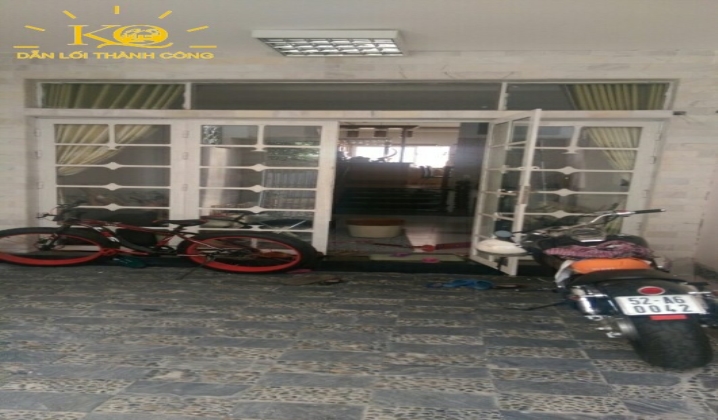 Không gian trước nhà rộng rãi Không gian trước nhà rộng rãi