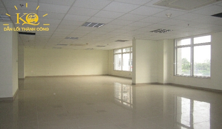 Sàn nhà trống và rộng Sàn nhà trống và rộng