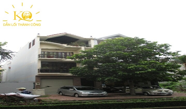 Nhìn căn nhà từ bên ngoài mặt trước nhà