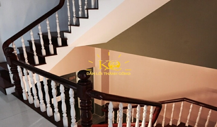 Cầu thang nhà cho thuê. Cầu thang nhà cho thuê.