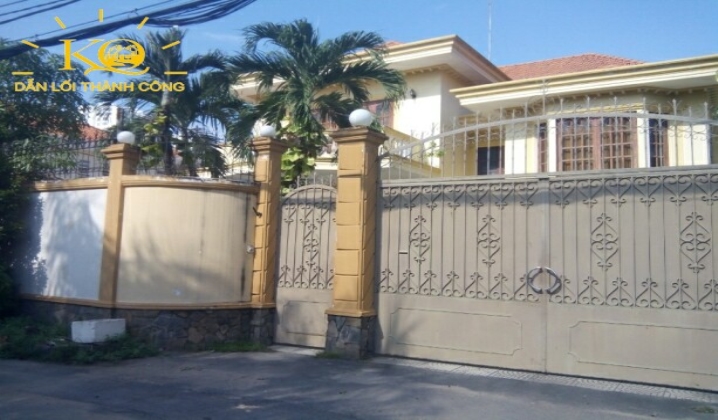 Phía trước nhà rộng rãi Phía trước nhà rộng rãi