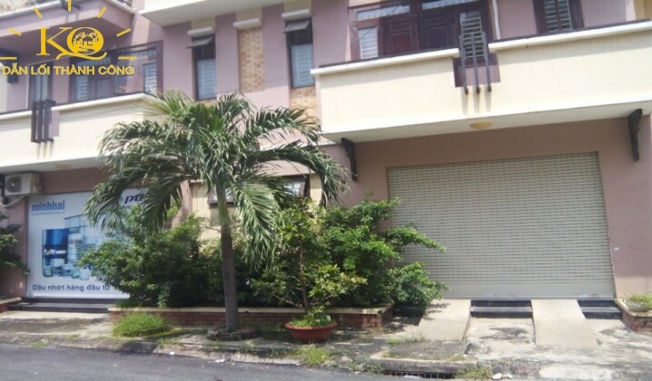 Mặt trước ngôi nhà rộng, đẹp Phía trước ngôi nhà rộng, đẹp