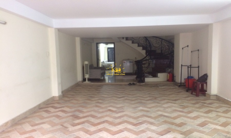 Diện tích trống tầng trệt, đậu được 2 xe hơi và khoảng 5 xe máy. Diện tích trống tầng trệt, đậu được 2 xe hơi và khoảng 5 xe máy.