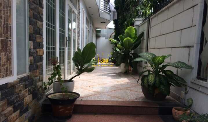 Bên hông nhà cho thuê. Bên hông nhà cho thuê.