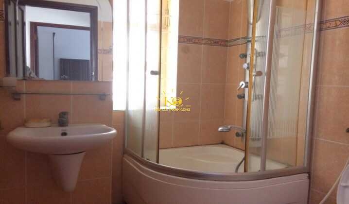 Phòng tắm được thiết kế bắng kính trong suốt. Phòng tắm được thiết kế bắng kính trong suốt.