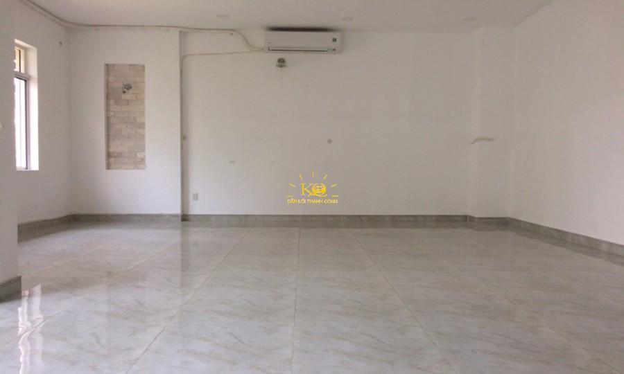 Không gian nhà cho thuê trống thích hợp làm văn phòng, kinh doanh. Không gian nhà cho thuê trống thích hợp làm văn phòng, kinh doanh.