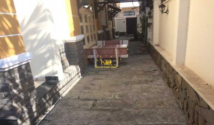 Sân bên hông nhà cho thuê. Sân bên hông nhà cho thuê.