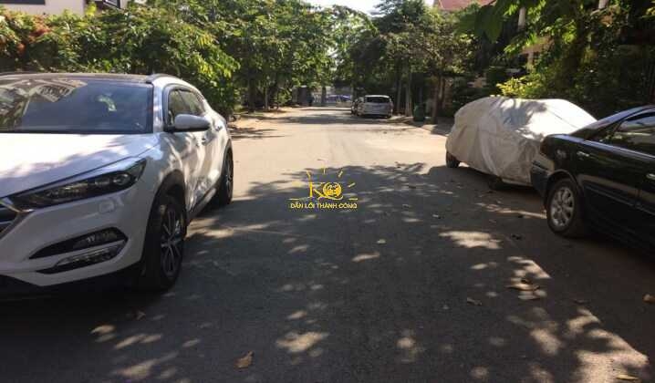 Đường trước nhà rộng, nhiều cây xanh tạo bóng mát. Đường trước nhà rộng, nhiều cây xanh tạo bóng mát.