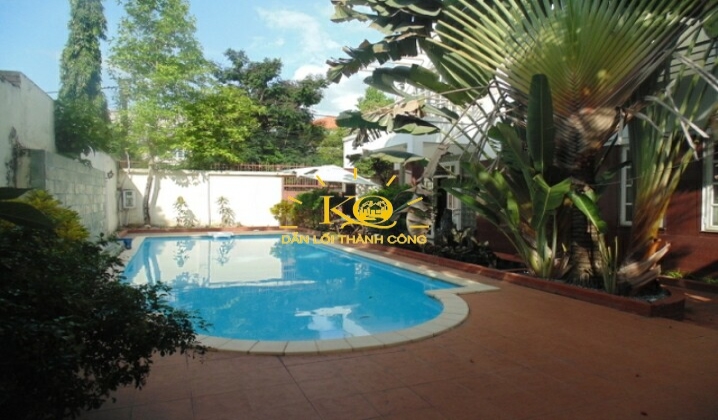 Thiết kế bên ngoài và sân vườn rộng cùng hồ bơi xanh mát. Thiết kế bên ngoài và sân vườn rộng cùng hồ bơi xanh mát.