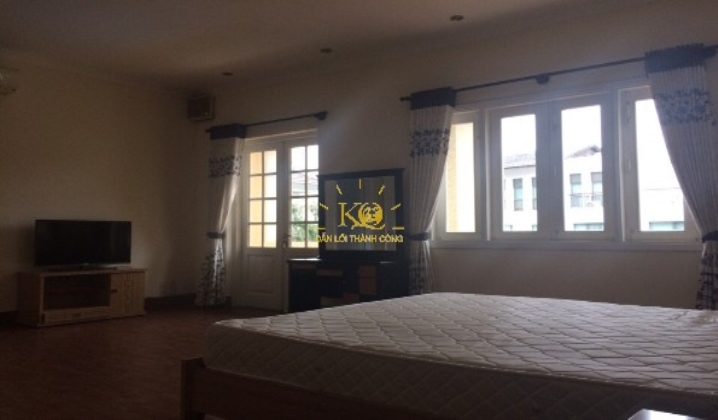 Cửa sổ nhận được nhiều ánh sáng từ bên ngoài. Cửa sổ nhận được nhiều ánh sáng từ bên ngoài.