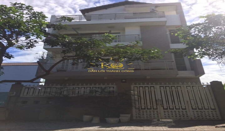 Đường trước nhà rộng, có cây xanh tạo bóng mát. Đường trước nhà rộng, có cây xanh tạo bóng mát.