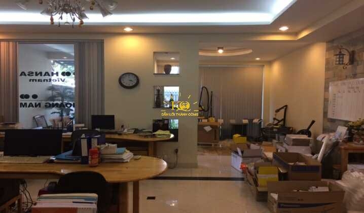 Không gian khu vực làm việc văn phòng tại tầng trệt của nhà cho thuê. Không gian khu vực làm việc văn phòng tại tầng trệt của nhà cho thuê.