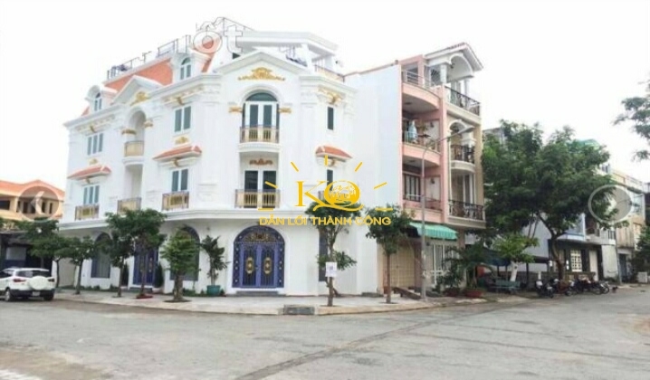 Khuôn viên quanh nhà thoáng mát. Khuôn viên quanh nhà thoáng mát.