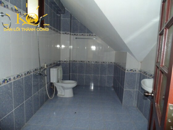 Nhà vệ sinh trang bị đầy đủ thiết bị cao cấp Nhà vệ sinh trang bị đầy đủ thiết bị cao cấp