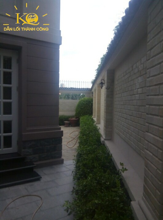 Bên hông nhà  Bên hông nhà