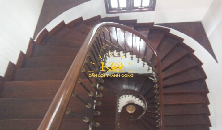 Cầu thang nhà cho thuê. Cầu thang nhà cho thuê.