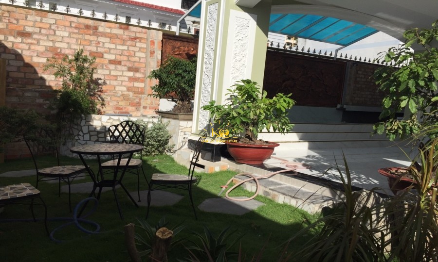 Không gian trước nhà thoáng Không gian trước nhà thoáng