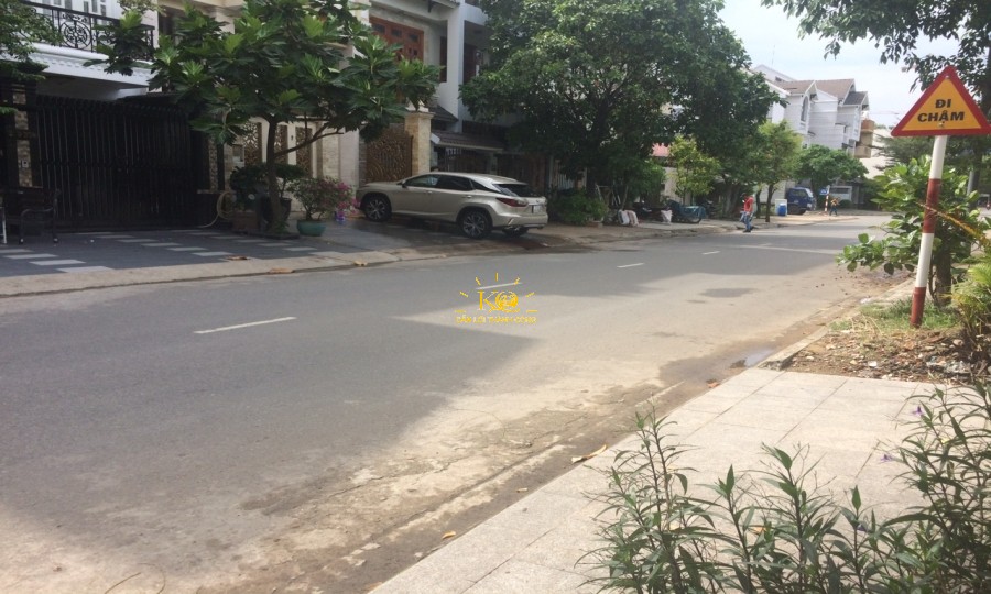 Đường trước nhà rộng thoải mái đậu xe. Đường trước nhà rộng thoải mái đậu xe.