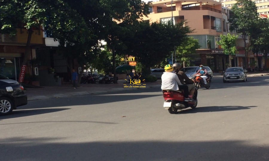 Đường trước nhà rộng thoải mái đậu xe. Đường trước nhà rộng thoải mái đậu xe.