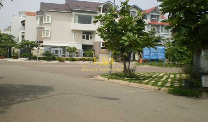 Đường trước nhà rộng thoải mái đậu xe. Đường trước nhà rộng thoải mái đậu xe.