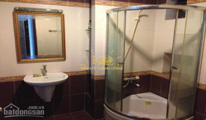 Phòng tắm được thiết kế bằng kính trong suốt. Phòng tắm được thiết kế bằng kính trong suốt.