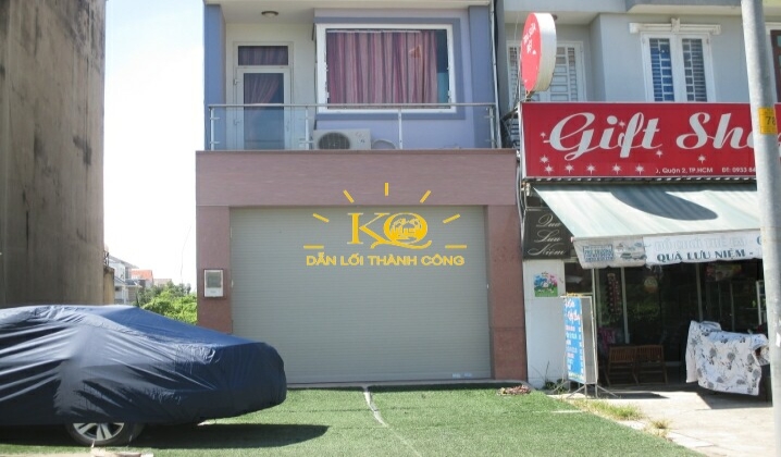 Sân trước nhà rộng. Sân trước nhà rộng.