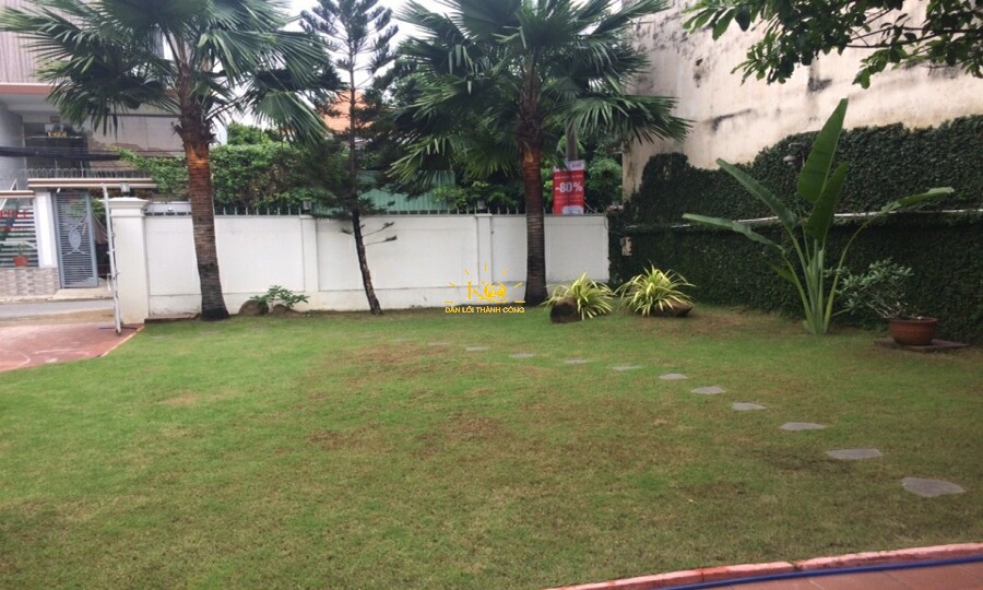 Sân vườn rộng, không khí trong lành. Sân vườn rộng, không khí trong lành.