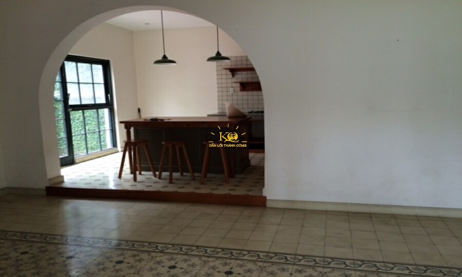 Hình ảnh từ phòng khách nhìn xuống phòng bếp. Hình ảnh từ phòng khách nhìn xuống phòng bếp.