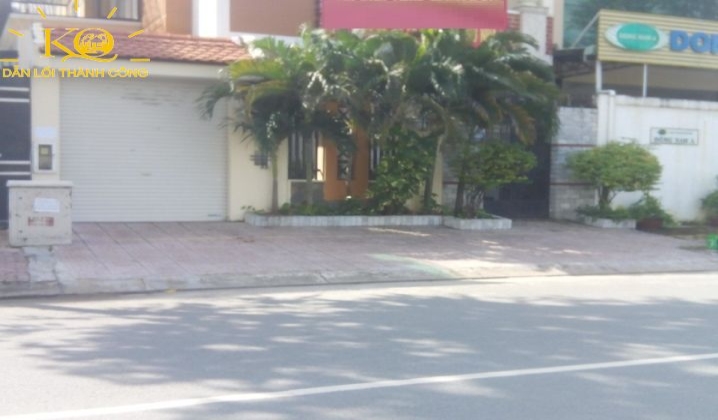 Sân trước nhà rộng. Sân trước nhà rộng.