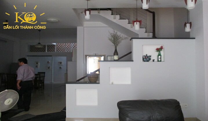 Bên trong căn nhà Bên trong căn nhà