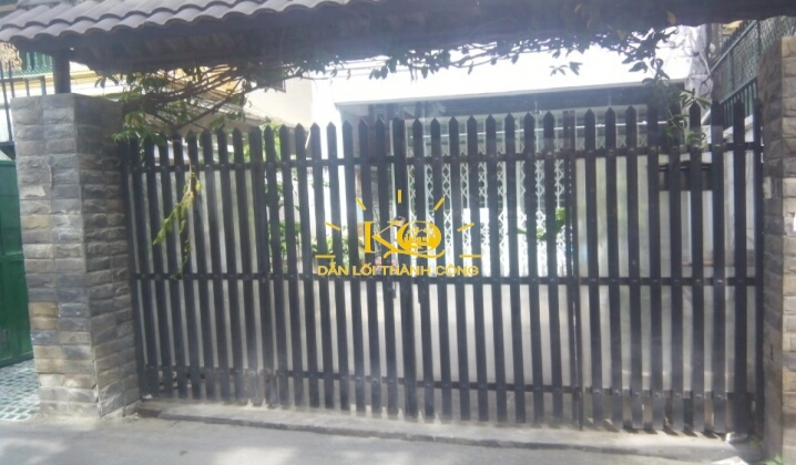 Cổng trước nhà cho thuê. Cổng trước nhà cho thuê.