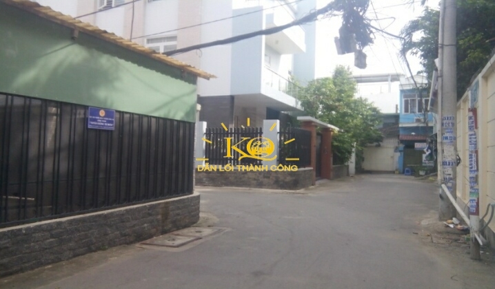 Không gian quanh nhà thoáng mát, yên tĩnh. Không gian quanh nhà thoáng mát, yên tĩnh.