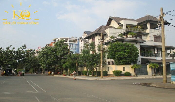 Đường trước nhà rộng rãi và thoáng mát, là khu vực an ninh, yên tĩnh. Đường trước nhà rộng rãi và thoáng mát, là khu vực an ninh, yên tĩnh.