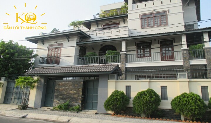 Mặt trước nhà thiết kế cổng tường kiên cố, vững chắc và an toàn. Mặt trước nhà thiết kế cổng tường kiên cố, vững chắc và an toàn.