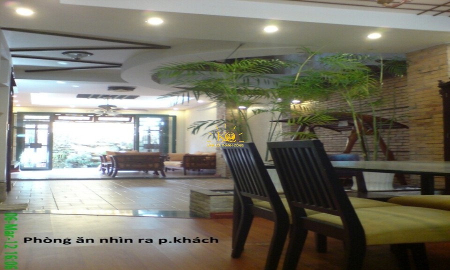 Hình ảnh nhìn từ bên trong nhà. Hình ảnh nhìn từ bên trong nhà.