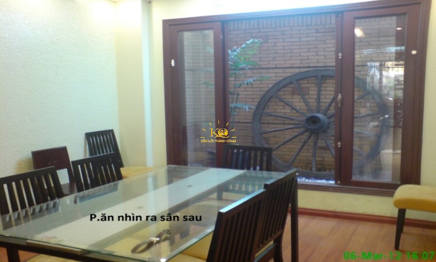 Từ phòng ăn nhìn ra sân sau. Từ phòng ăn nhìn ra sân sau.