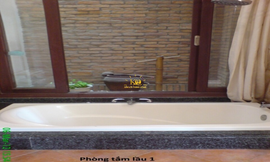 Phòng tắm lầu 1. Phòng tắm lầu 1.