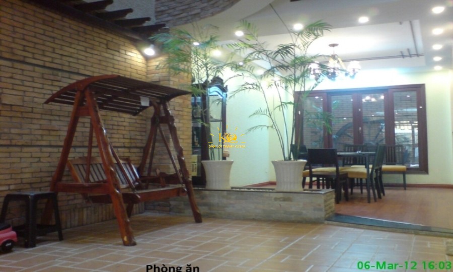 Hình ảnh nhìn từ bên ngoài vào. Hình ảnh nhìn từ bên ngoài vào.