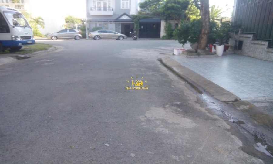 Đường trước nhà rộng. Đường trước nhà rộng.