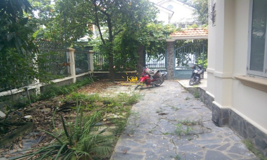 khuôn viên bên hông nhà. khuôn viên bên hông nhà.