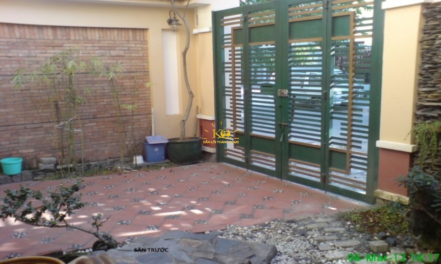 Sân trước của ngôi nhà. Sân trước của ngôi nhà.