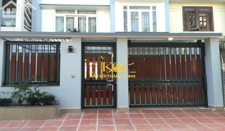 Không gian quanh nhà thoáng, đường vào nhà rộng sân đậu xe hơi thoải mái. Không gian quanh nhà thoáng, đường vào nhà rộng sân đậu xe hơi thoải mái.