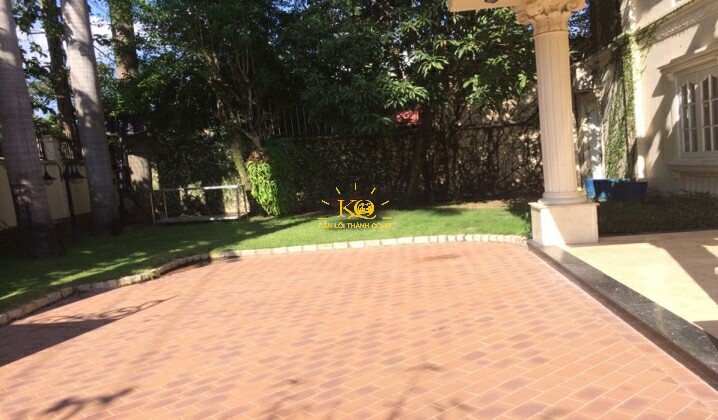 Sân trước rộng thoáng. Sân trước rộng thoáng.